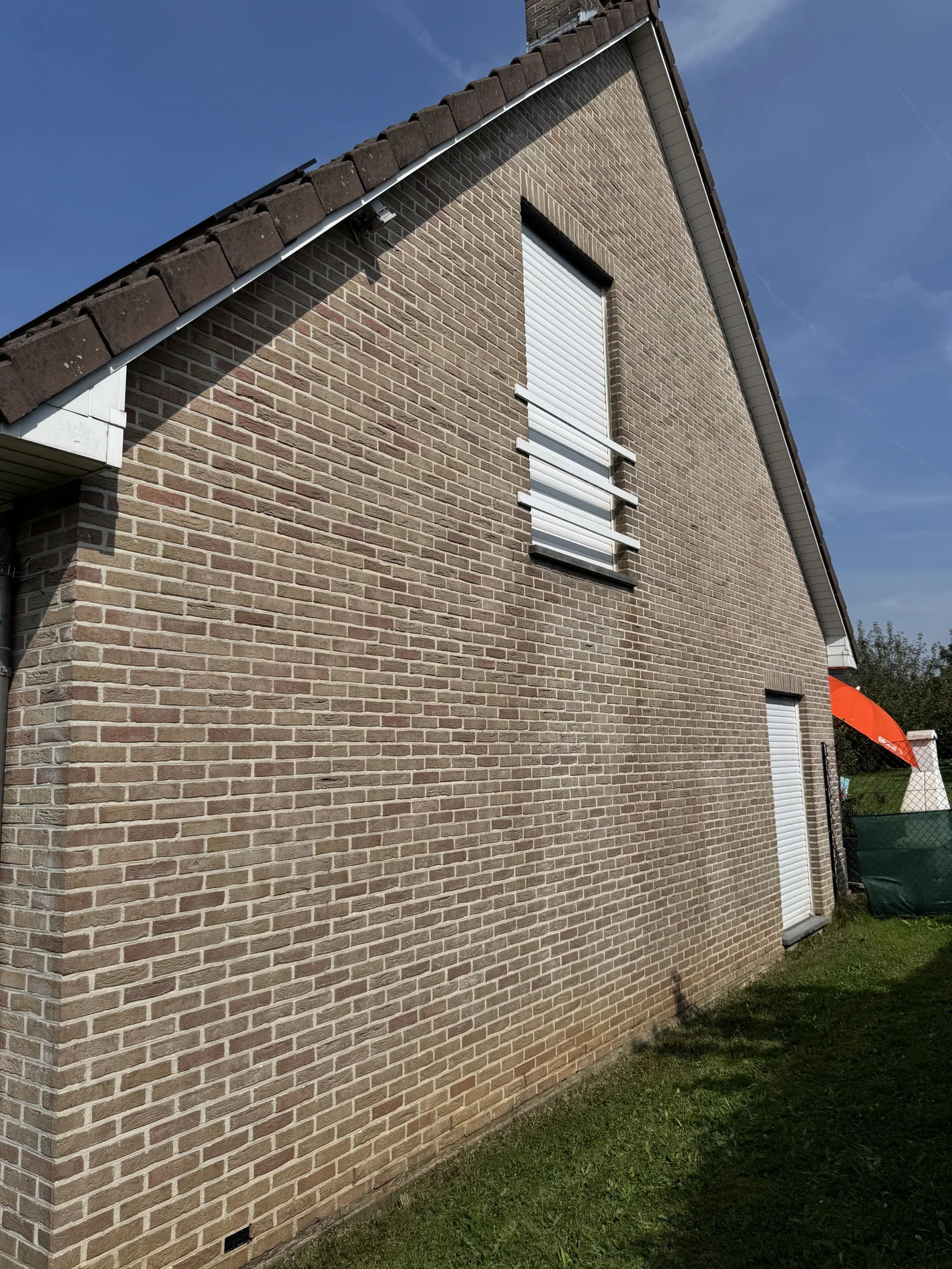 Gevelsteen reinigen Boom na professionele reiniging door Outshine
