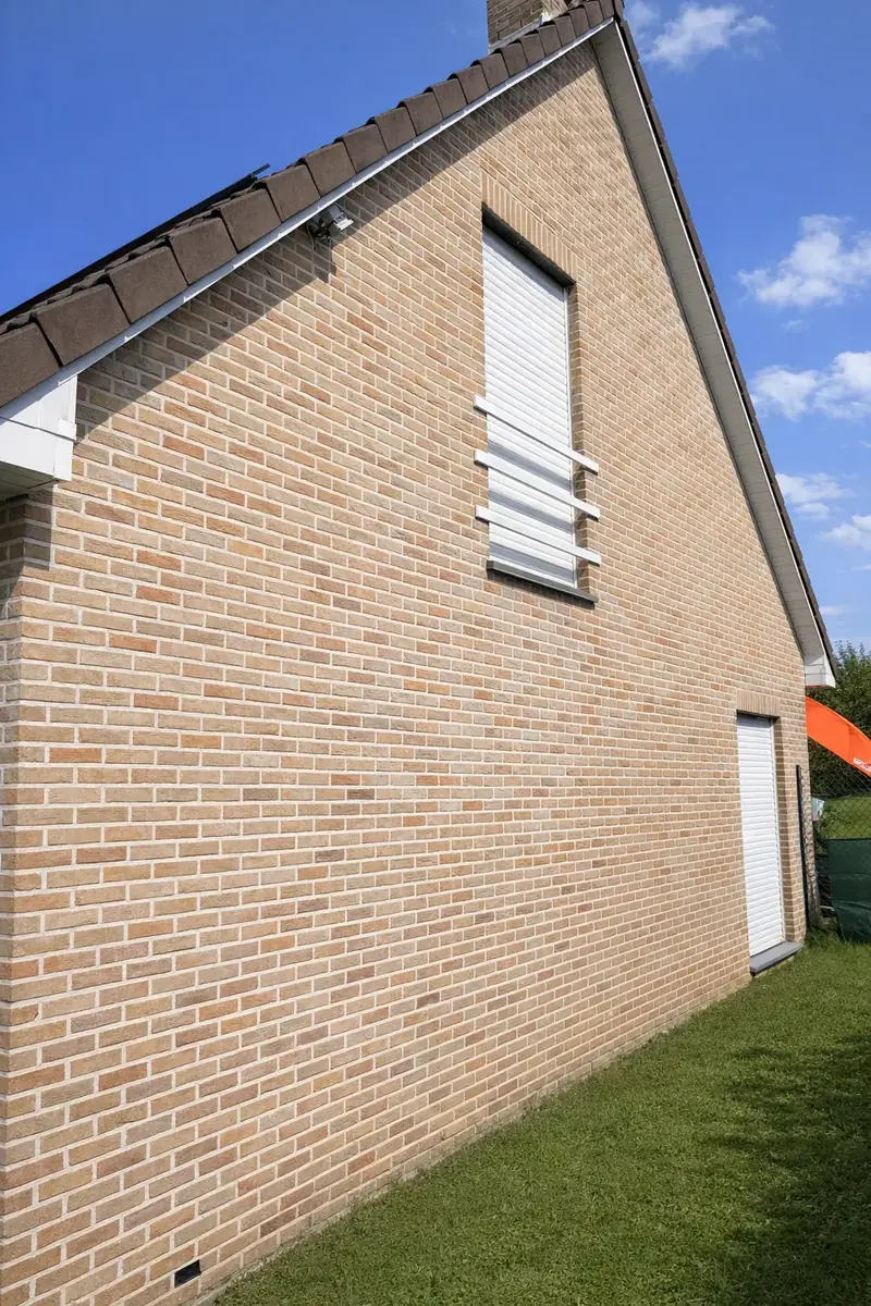 Gevelsteen reinigen Vlaanderen na professionele reiniging door Outshine