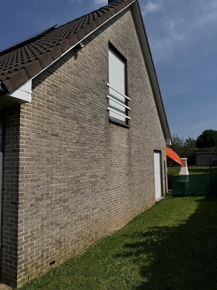 Gevelsteen reinigen Vlaanderen voor reiniging met vervuiling of aanslag
