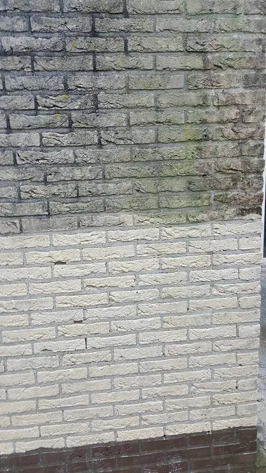 Bakstenen gevel tijdens softwash reiniging door Outshine