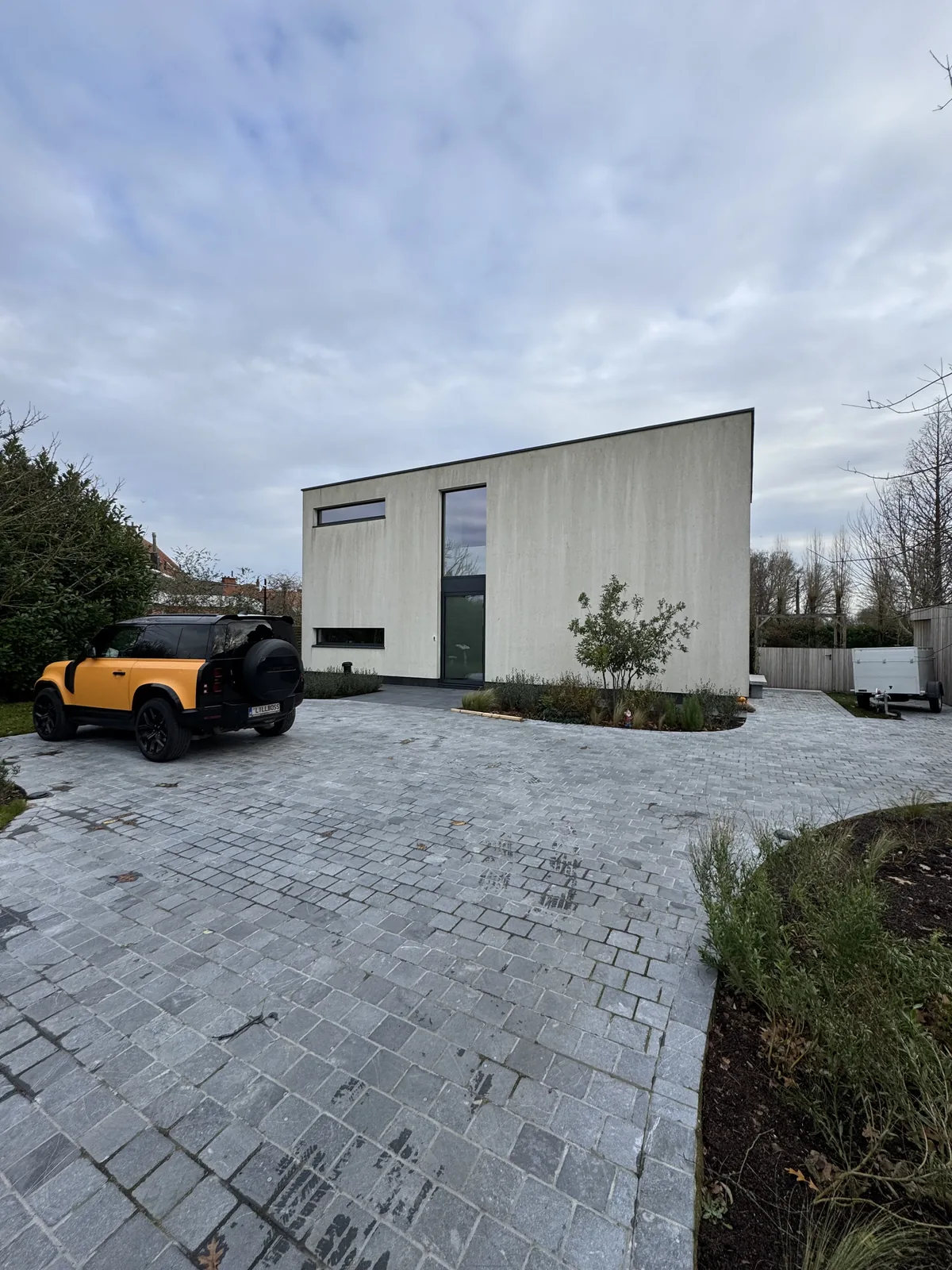 Witte crepi gevel voor reiniging
