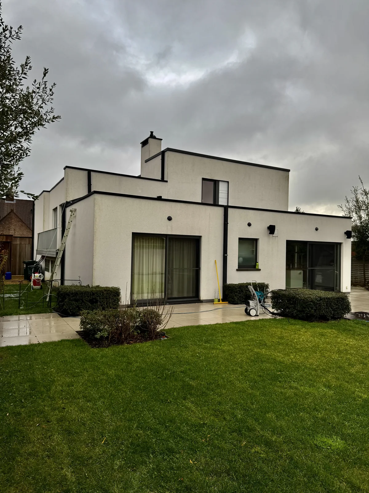 Crepi gevel voor reiniging mos groene aanslag