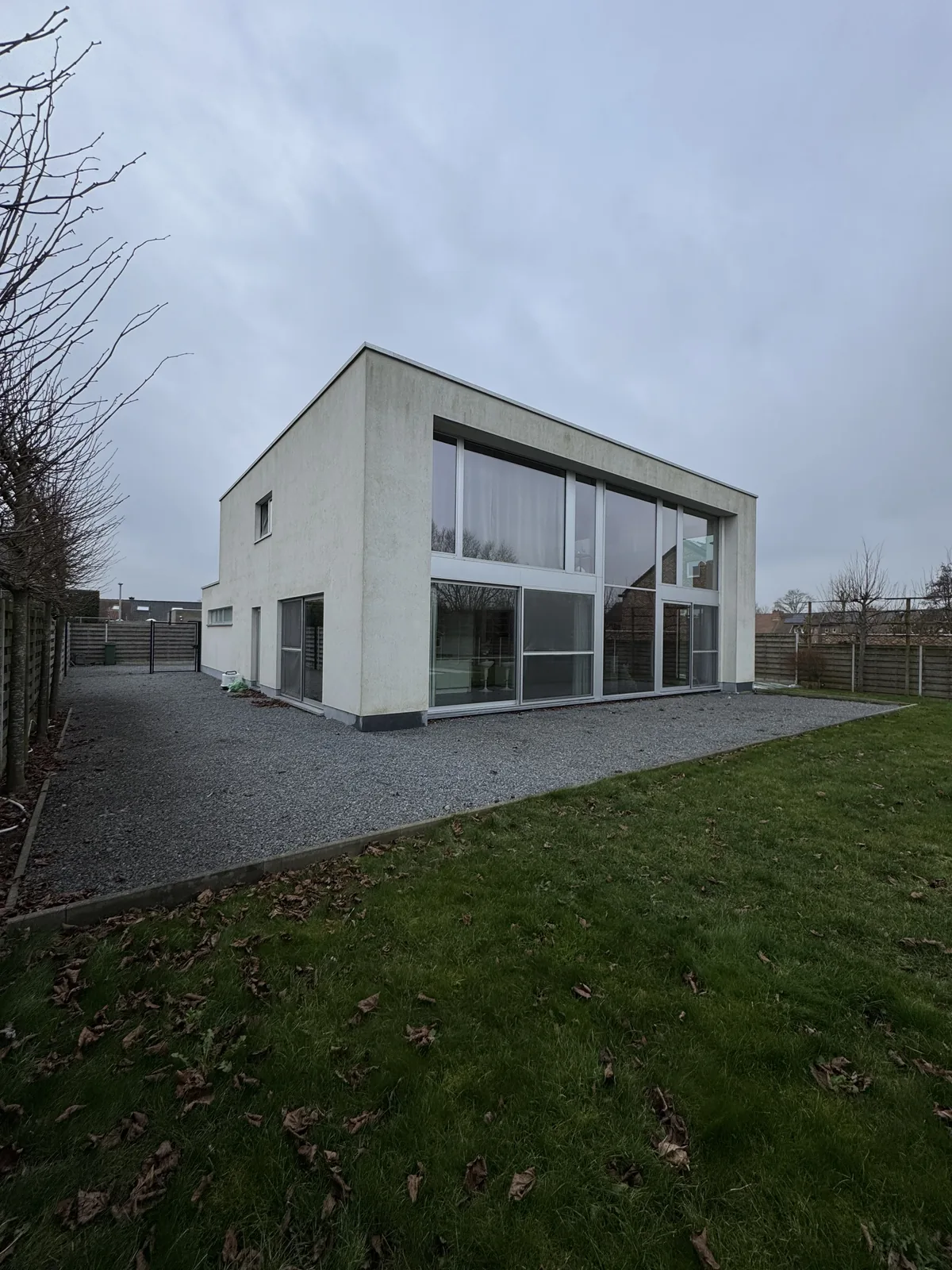 Woning voor crepi reiniging vuile gevel groene aanslag