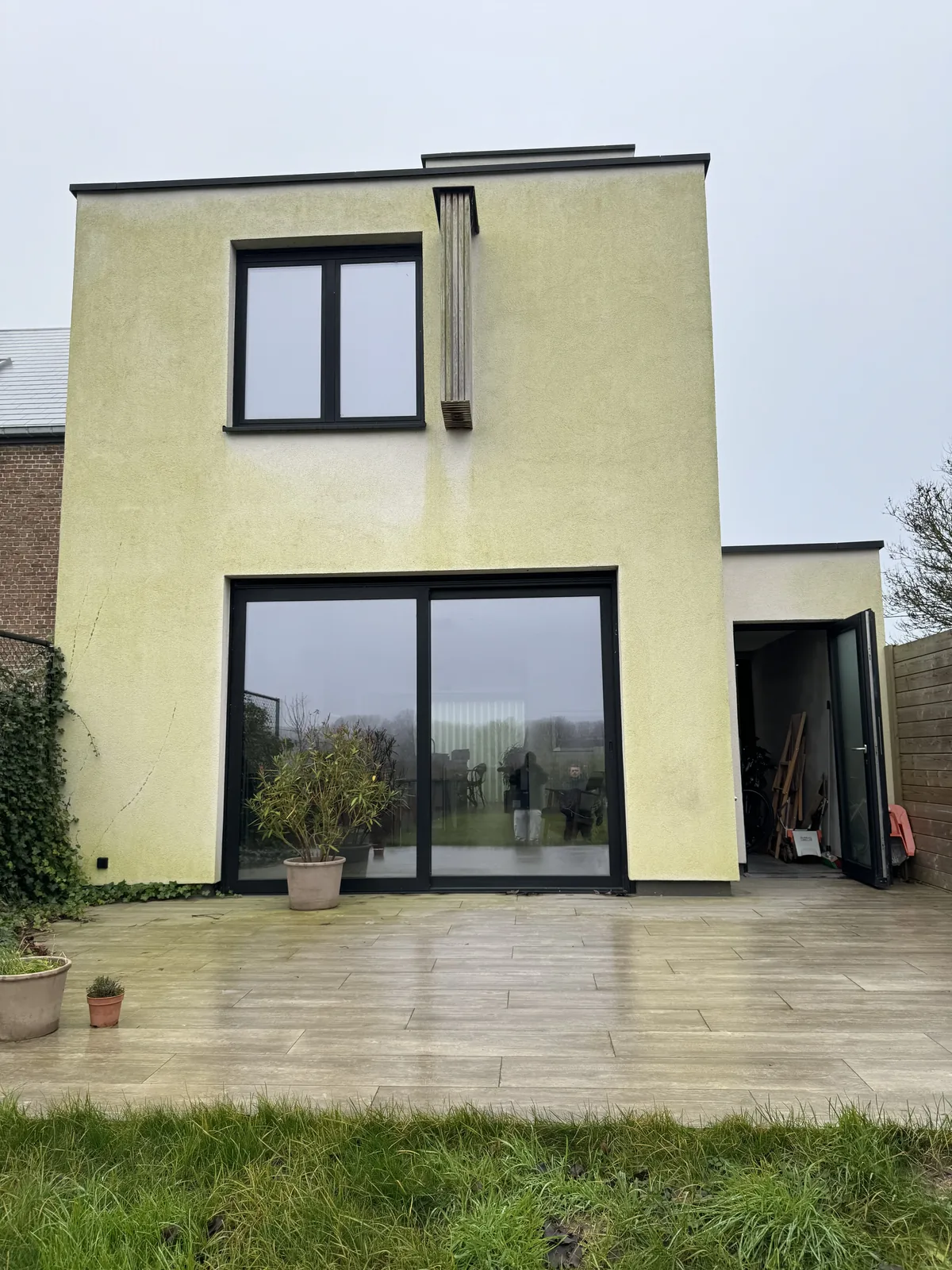 Woning crepi gevel voor reiniging mos algen