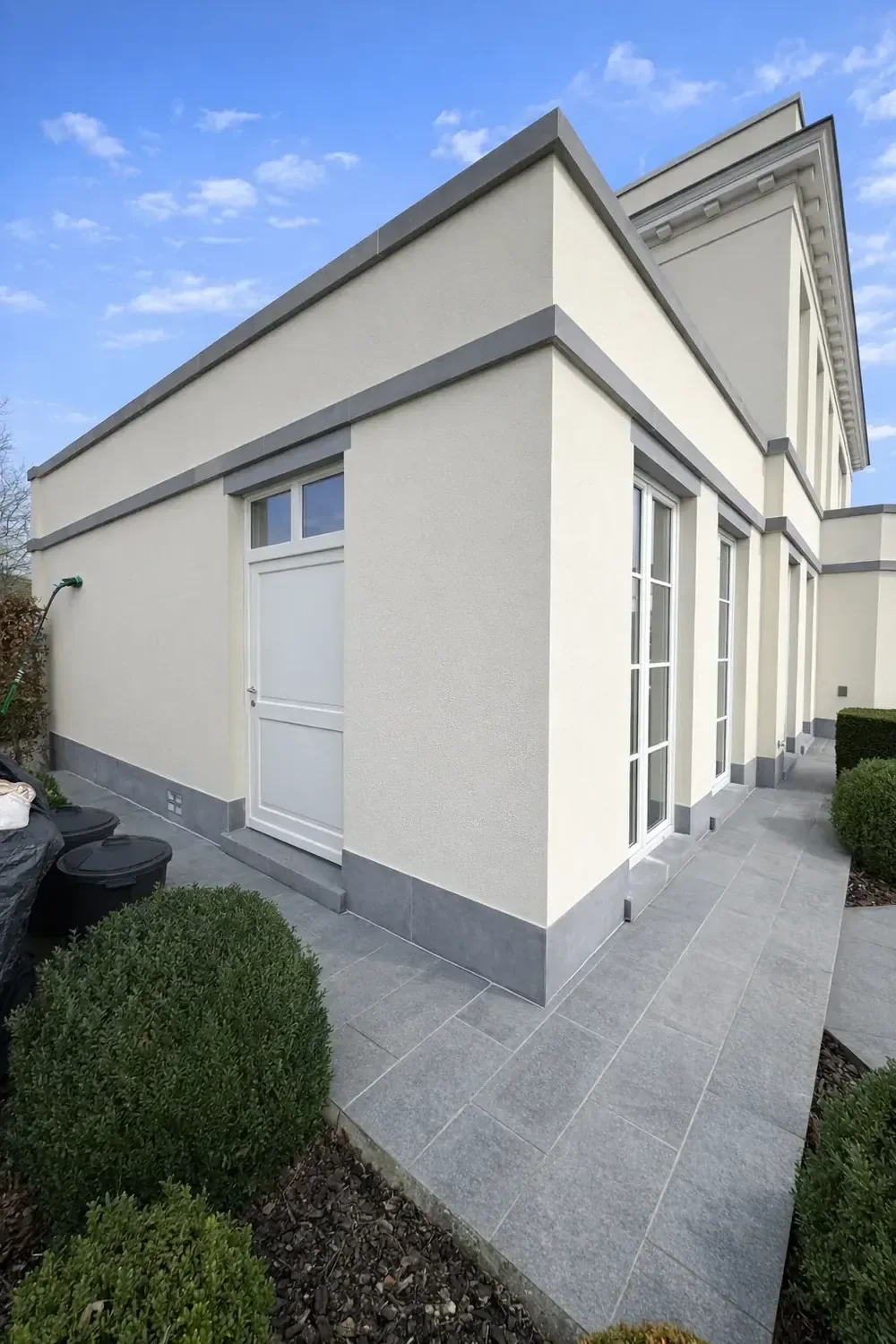 Villa met aanbouw, crèmecrepi na reiniging