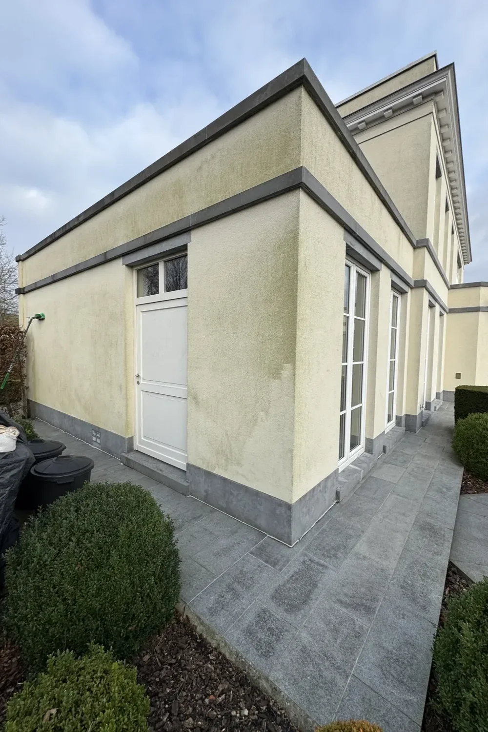 Villa met aanbouw, crèmecrepi voor reiniging