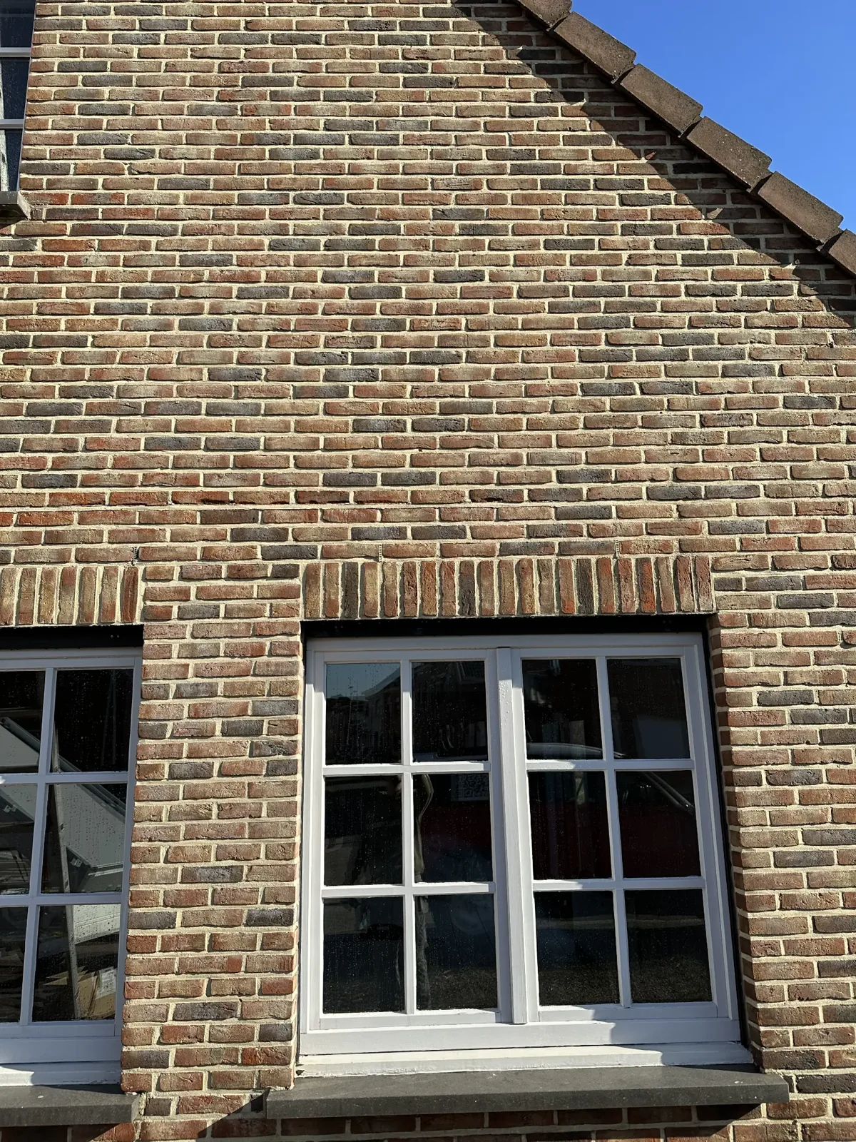 Bakstenen gevel na professionele gevelreiniging door Outshine