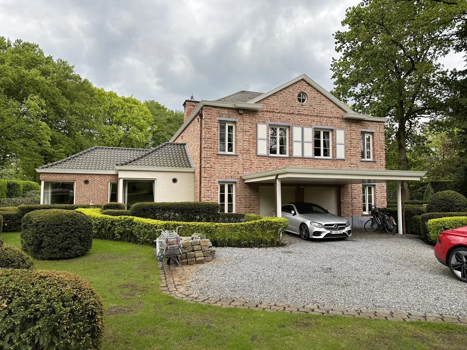 Villa met bakstenen gevel na professionele buitenreiniging