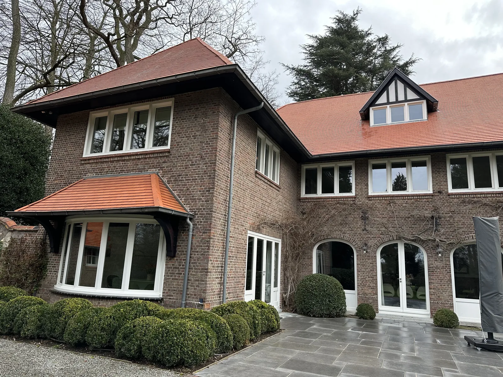 Bakstenen woning met gereinigd dak en gevel