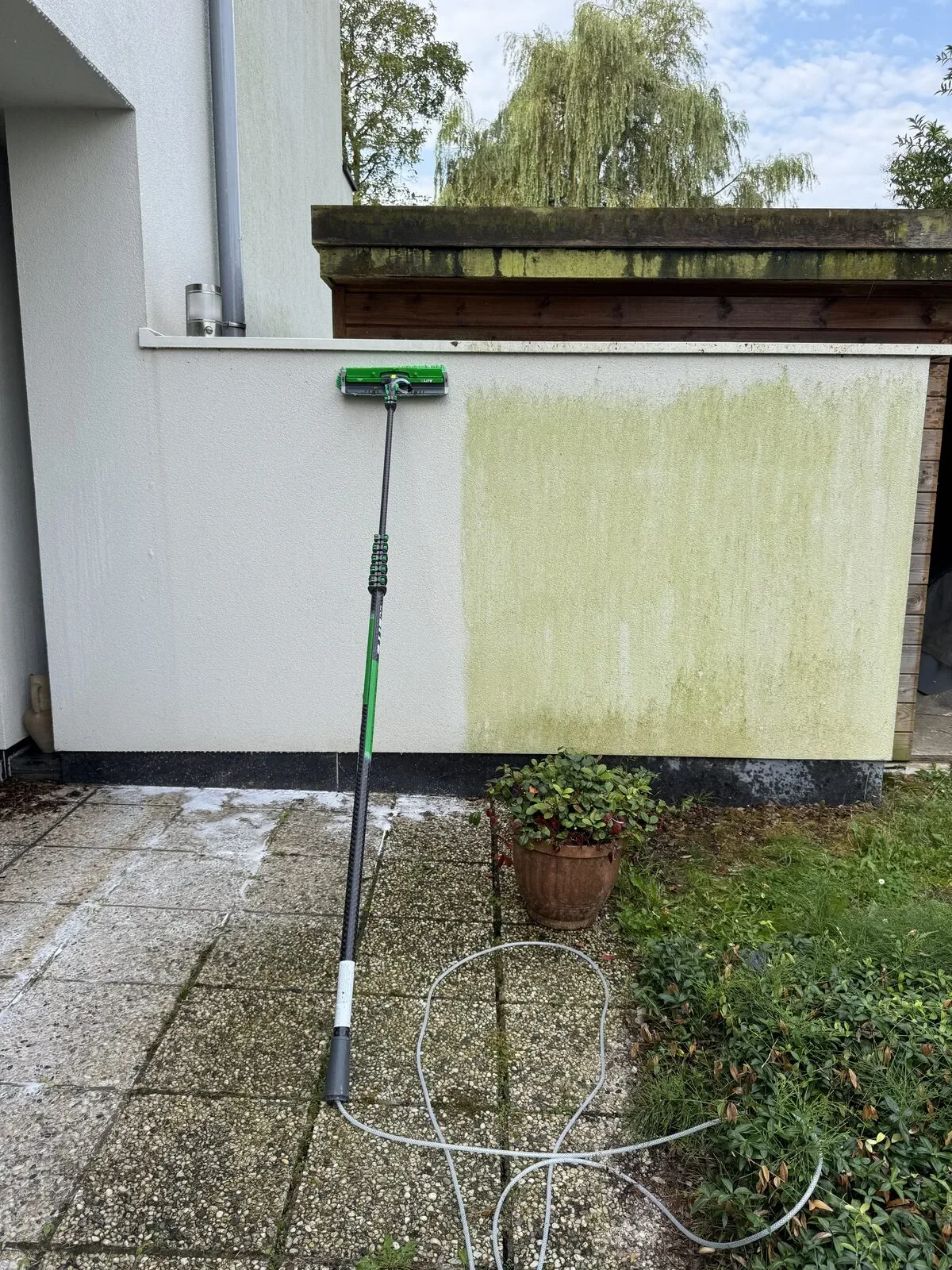 Crepi Care werf in uitvoering: links softwash behandeld, rechts onbehandeld